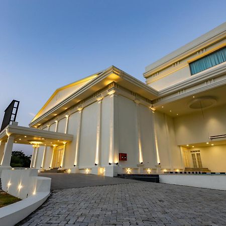 The Grand Monarch Hotel, Удджайн Экстерьер фото