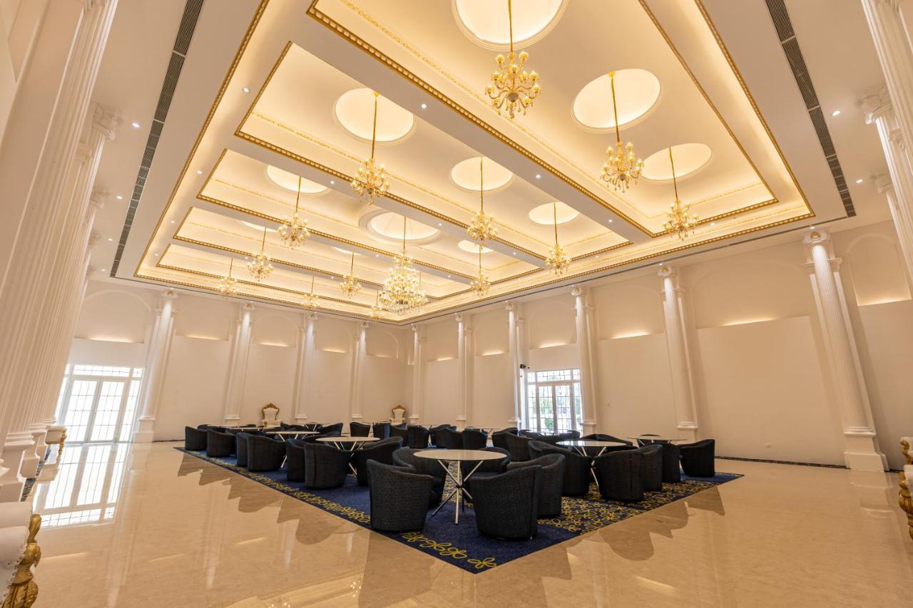 The Grand Monarch Hotel, Удджайн Экстерьер фото