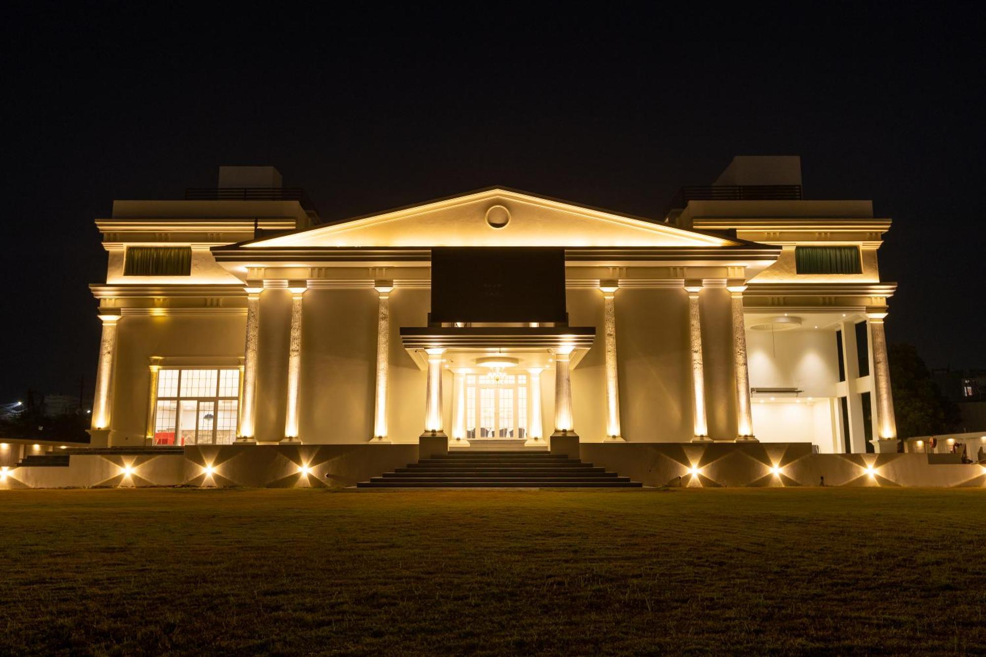 The Grand Monarch Hotel, Удджайн Экстерьер фото