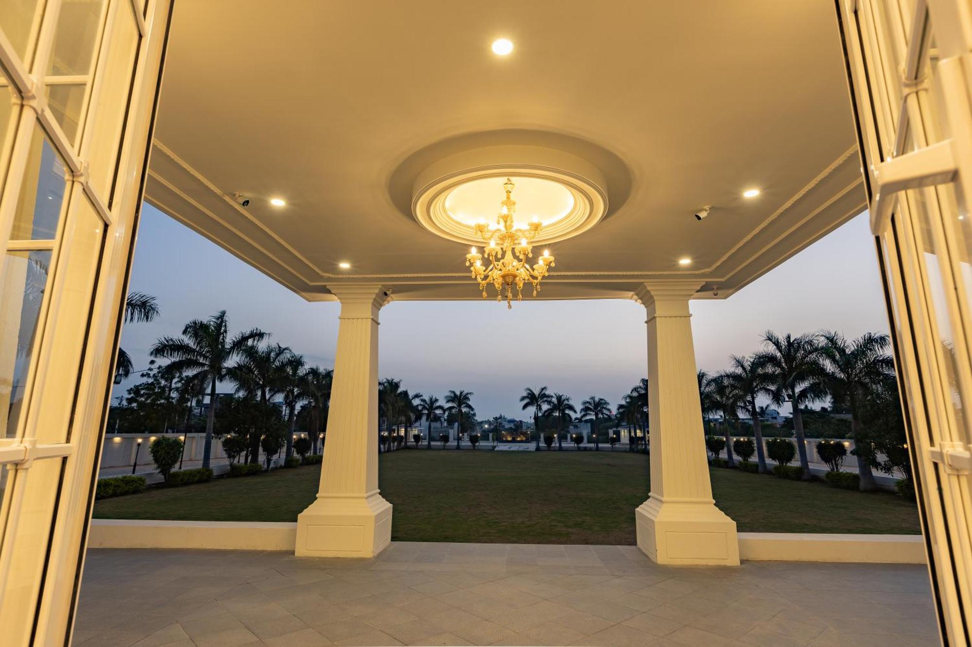 The Grand Monarch Hotel, Удджайн Экстерьер фото