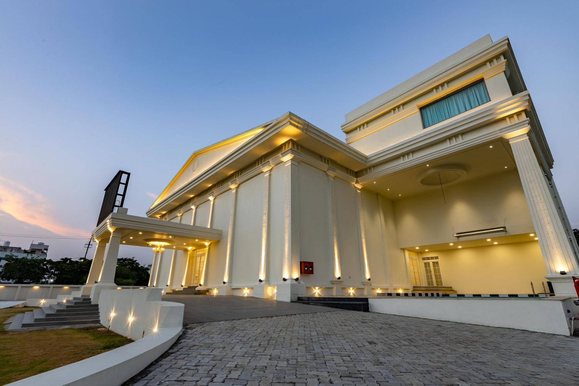 The Grand Monarch Hotel, Удджайн Экстерьер фото