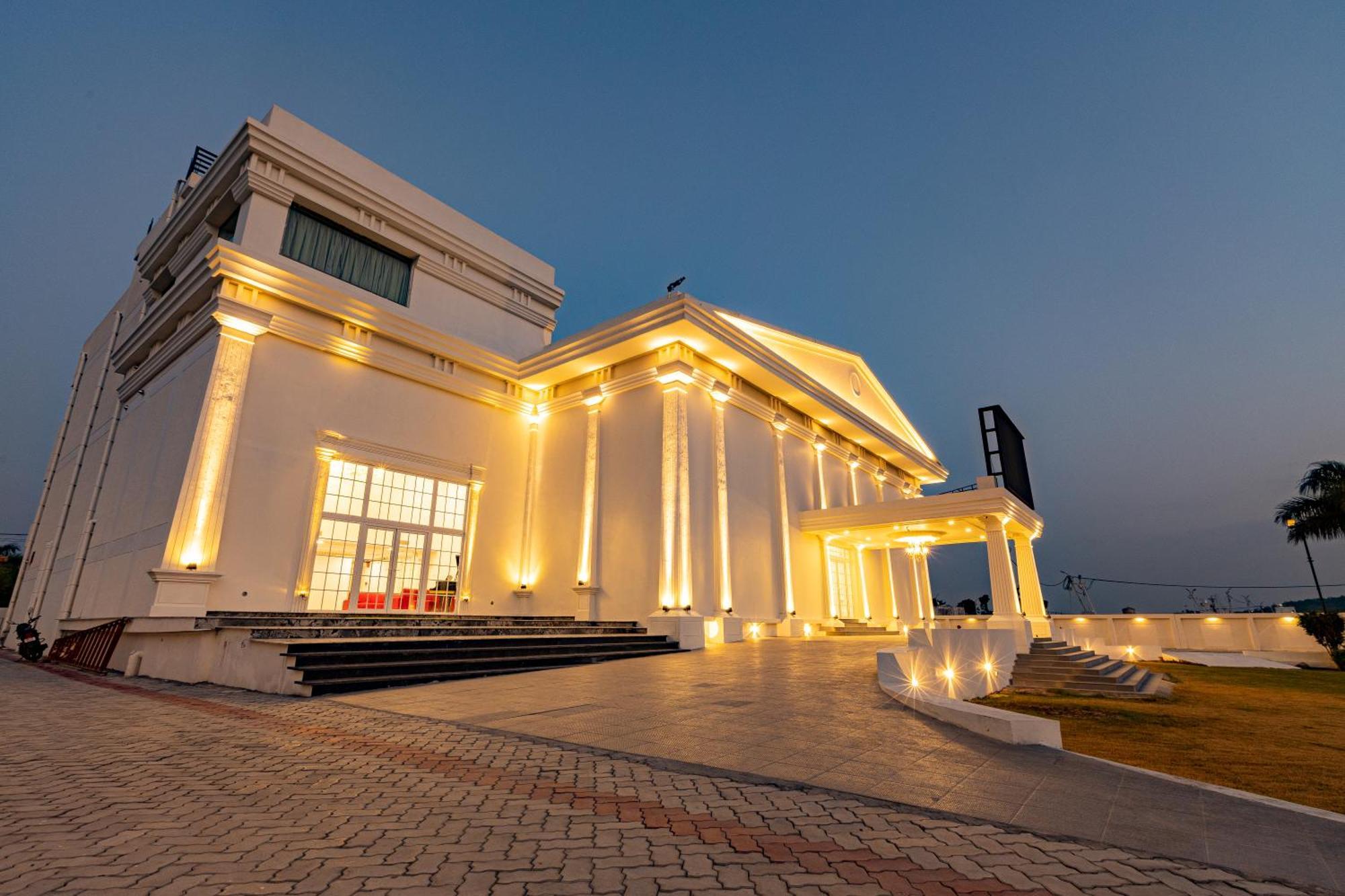 The Grand Monarch Hotel, Удджайн Экстерьер фото